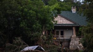Niñas alaban a Dios en medio de las inundaciones en Texas